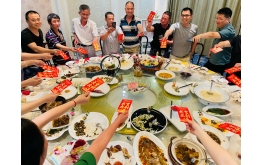 Company celebrates employee's birthday，，Heart to heart communication